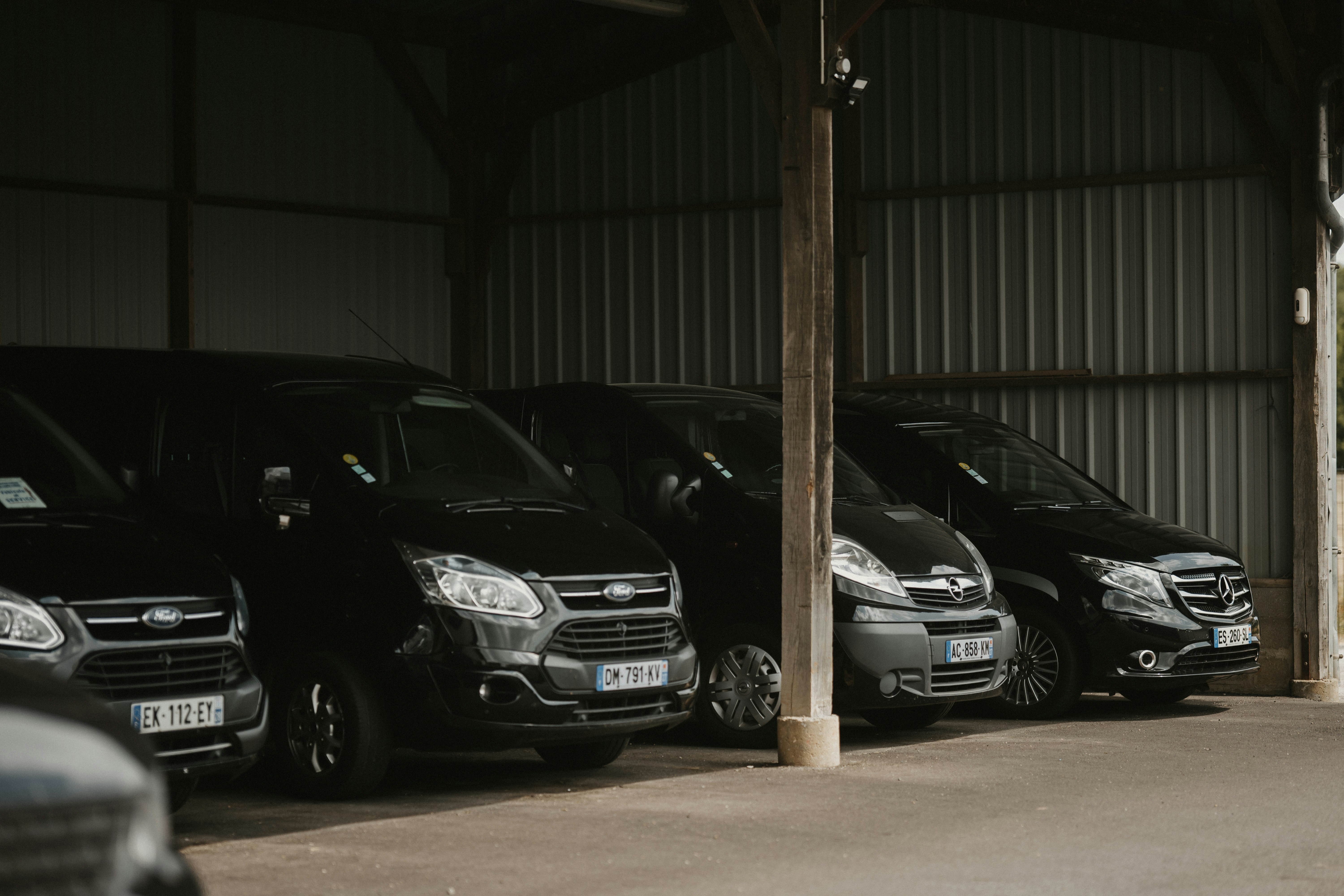 Vista de uma frota de vans estacionadas em garagem